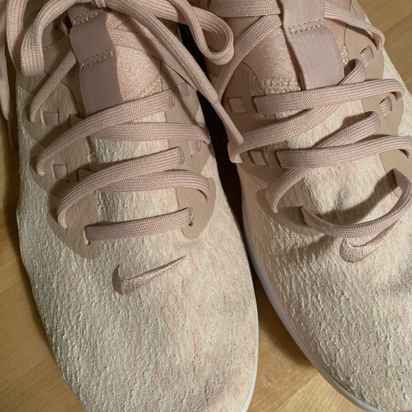 Women’s Nike shoes size 9 - Picture 3 of 7